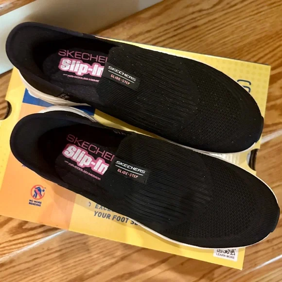 Like NEW! Skechers Black Slip-Ins Glide-Step Pro - Picture 2 of 6